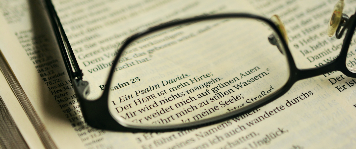 Brille vor Buch mit Psalm 23
