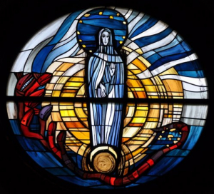 Marienfenster im Altarraum der Kirche Maria Immaculata